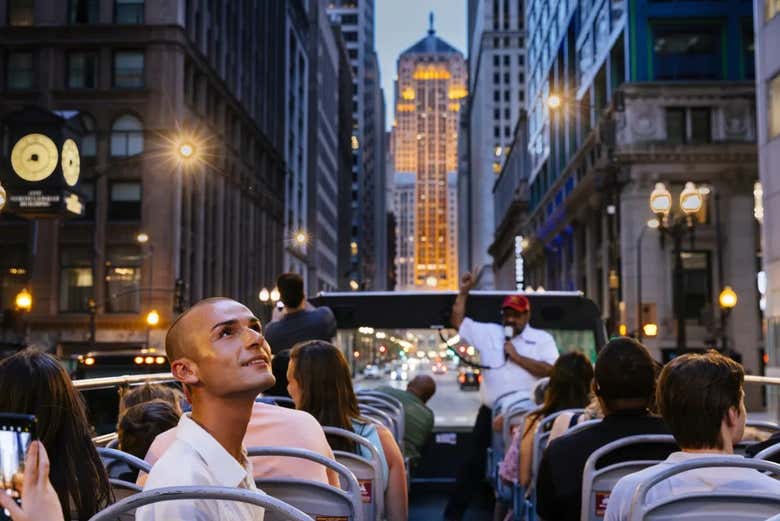 Disfrutando de las mejores vistas desde la cubierta del bus