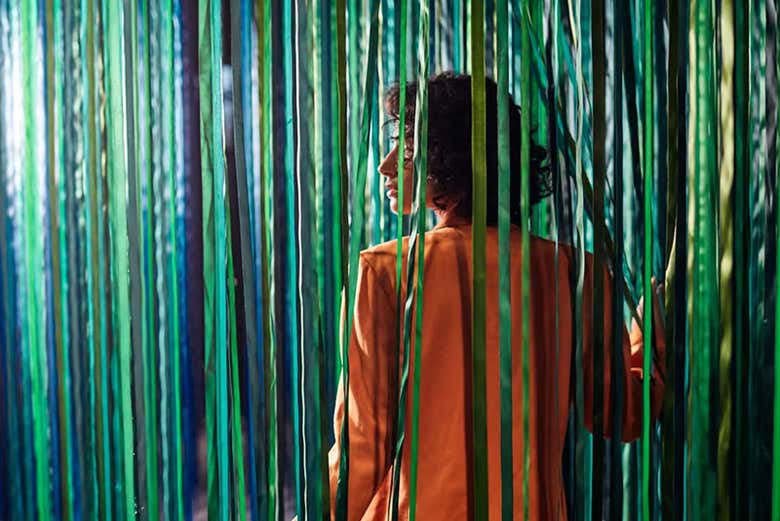 Foto entre cortinas coloridas