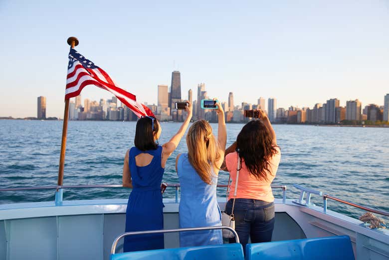 Viendo la panorámica de Chicago desde el barco