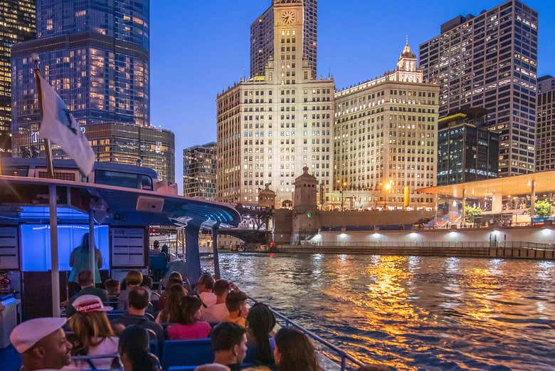 Disfrutando de un paseo en barco por Chicago en Halloween