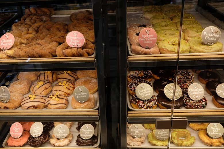 Vitrine de uma loja especializada em donuts