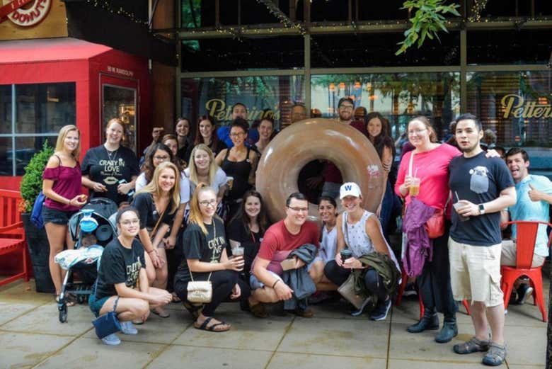 Foto de grupo durante o tour de donuts por Chicago