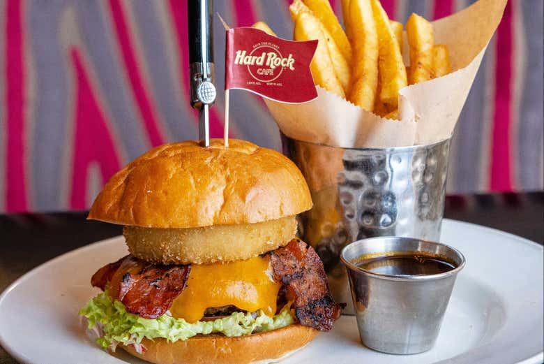 Desfrutando de um hamburger