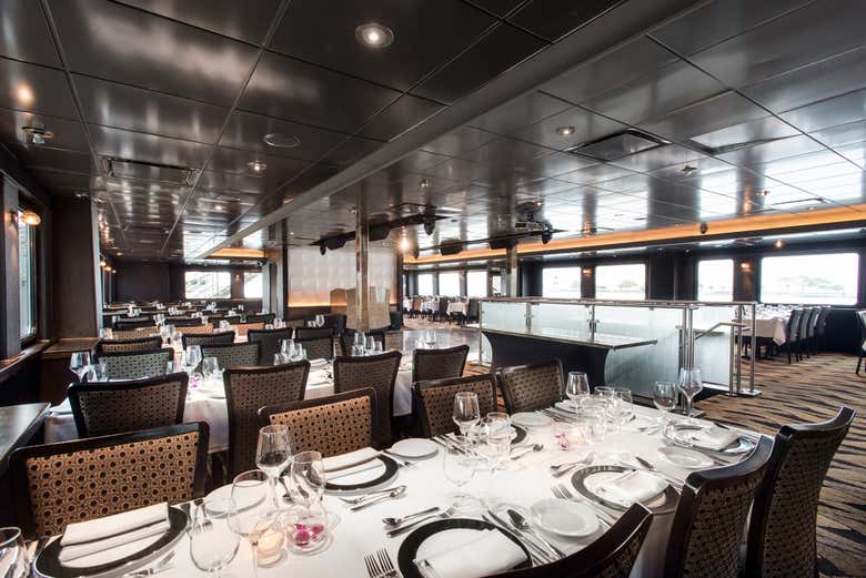 Tables à l'intérieur du bateau