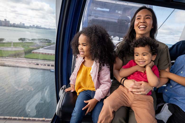 Una familia disfrutando de las vistas de la ciudad