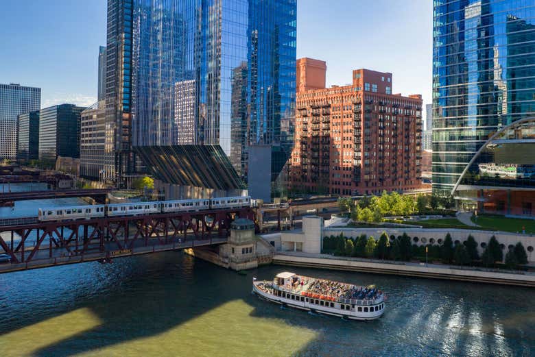 Barco entre os arranha-céus de Chicago