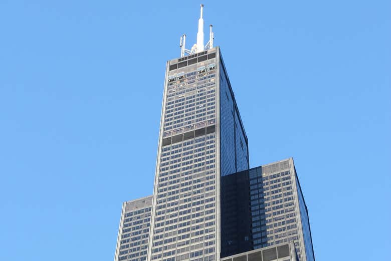 Contemplando a fachada da Willis Tower