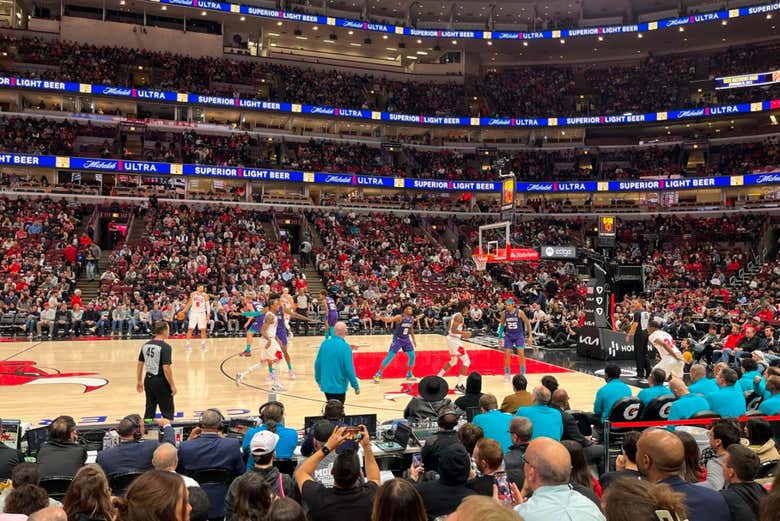 Feel the energy of a basketball game in Chicago