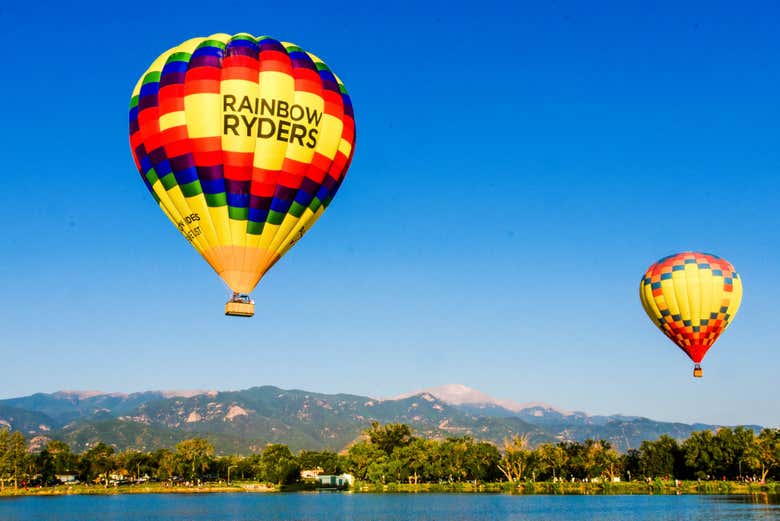 Durante o passeio de balão sobre Colorado Springs