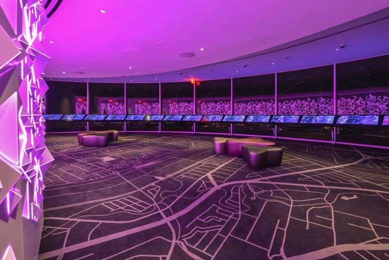 O interior do mirante GeO-Deck