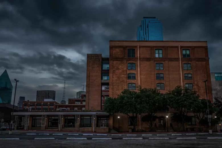 O sinistro Sixth Floor Museum, na Dealey Plaza