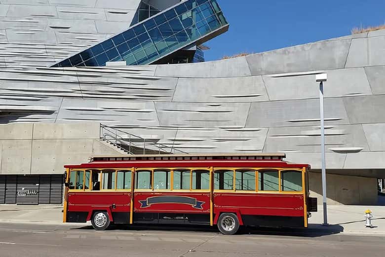 El trolebús pasando ante el Museo Perot De Naturaleza Y Ciencia