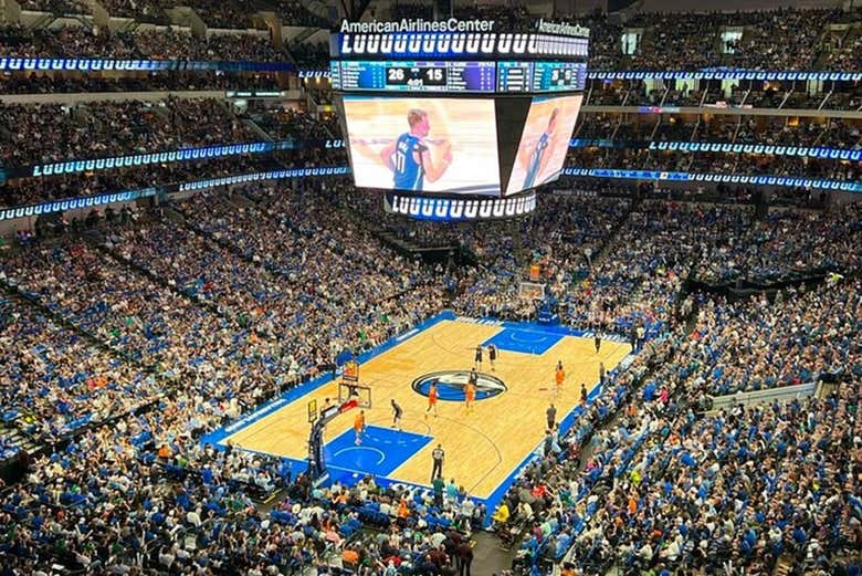 Viendo un partido de baloncesto en Dallas