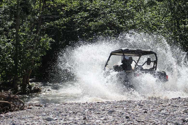 Atravesando un río