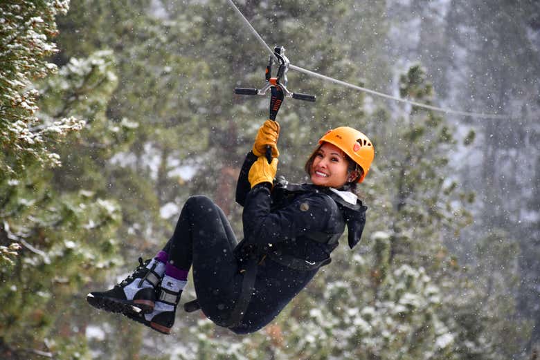 Une fille glissant sur une tyrolienne