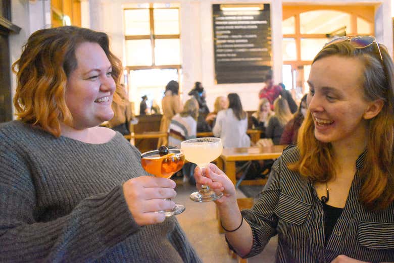 Dos chicas brindando con unos cócteles