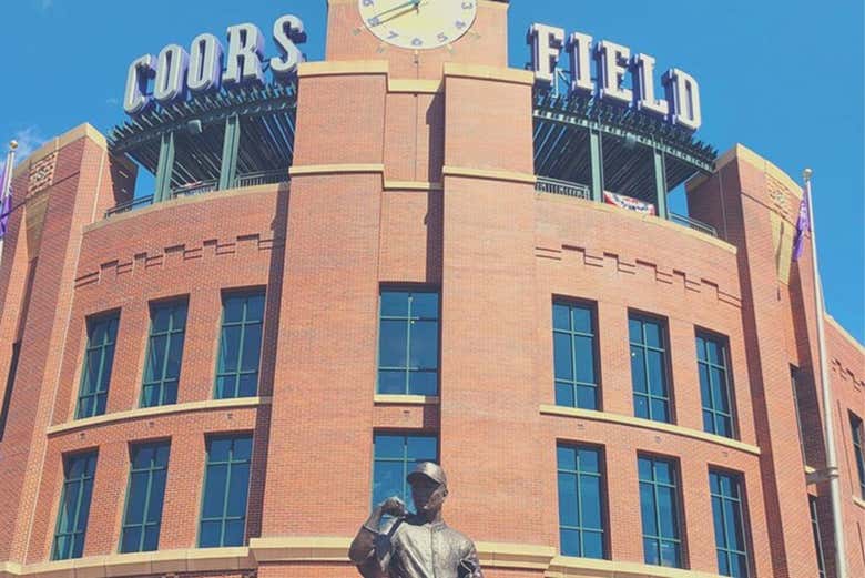 Fachada principal del Coors Field