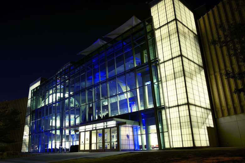 La fachada del Museo iluminada por la noche