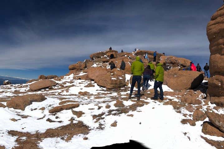 En la cima nevada del pico Pikes
