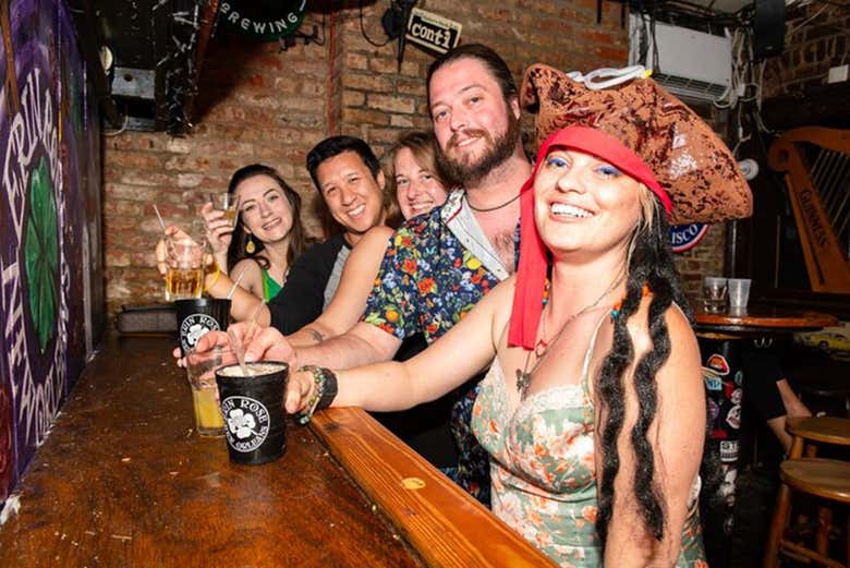Tomando una bebida en un pub de Denver
