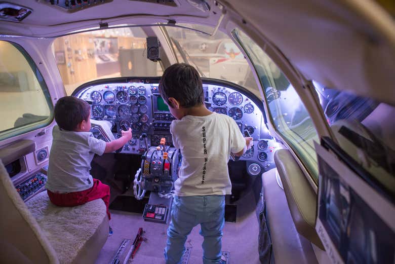 Bambini nel Museo Wings Over the Rockies