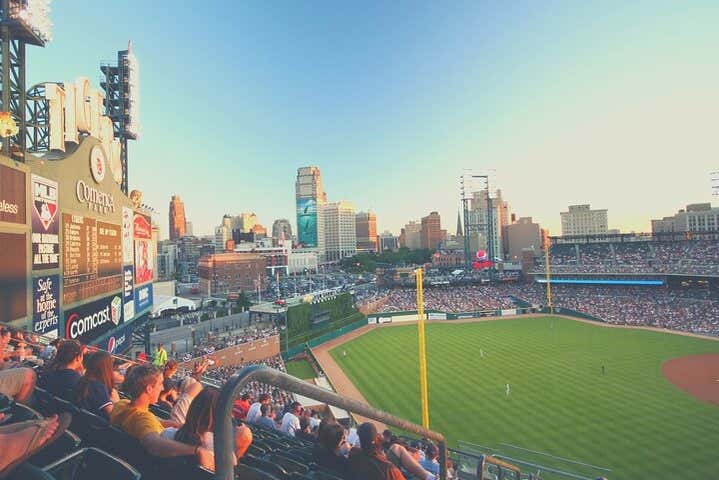 Disfrutando de un partido de béisbol en Detroit