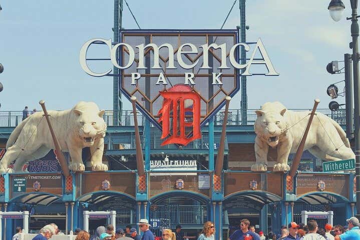 Entrada a Comerica Park y sus tigres