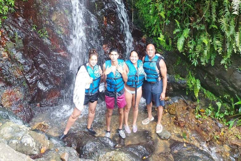 Em frente à cachoeira El Yunque