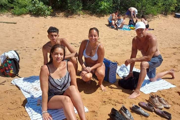 Bain de soleil sur le sable de Playa Escondida