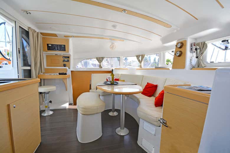 El catamarán cuenta con unas confortables instalaciones