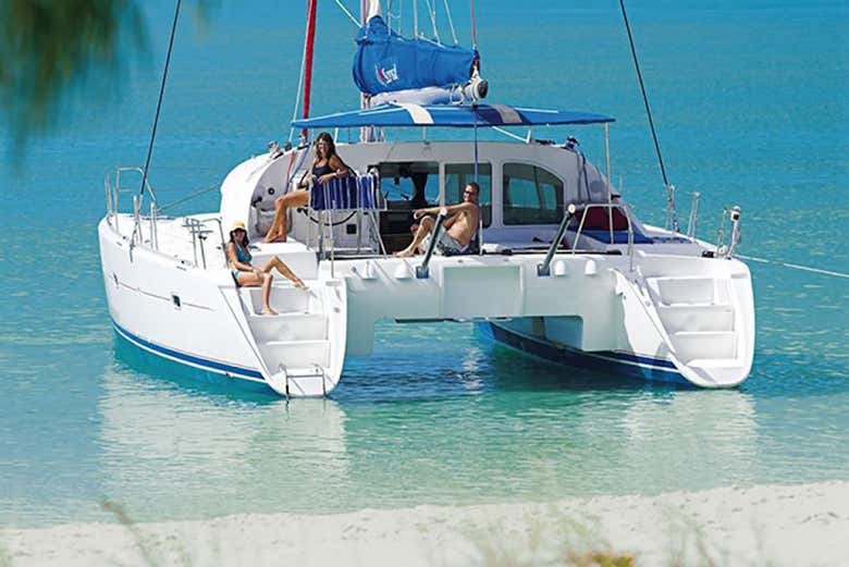 Cada espacio del catamarán promete un momento relajante e inolvi