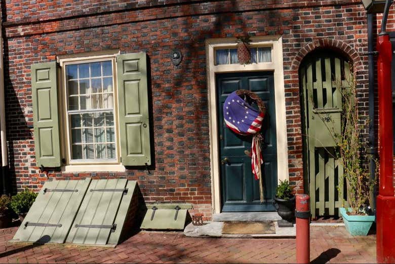 Stroll around Elfreth's Alley