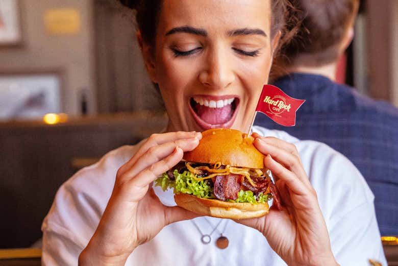 Probando una deliciosa hamburguesa