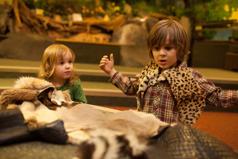 Crianças se divertindo no museu