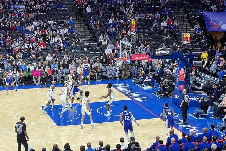 Jogadores de frente um para o outro na quadra de basquete