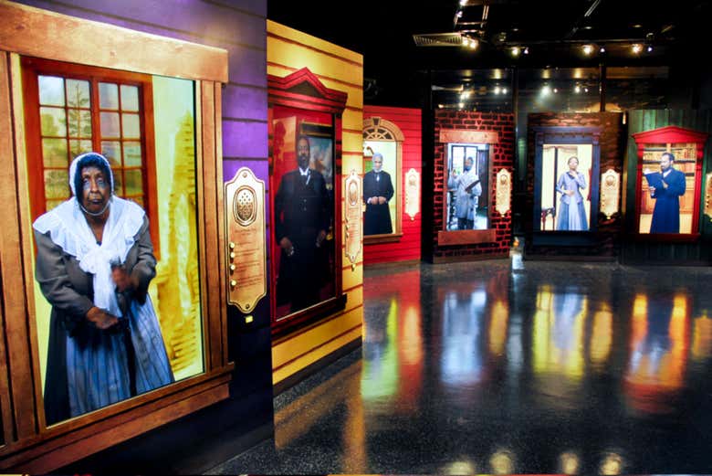 Você poderá conversar com os personagens do museu