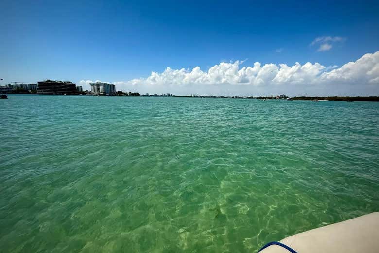 Navegando en Fort Lauderdale sobre aguas cristalinas