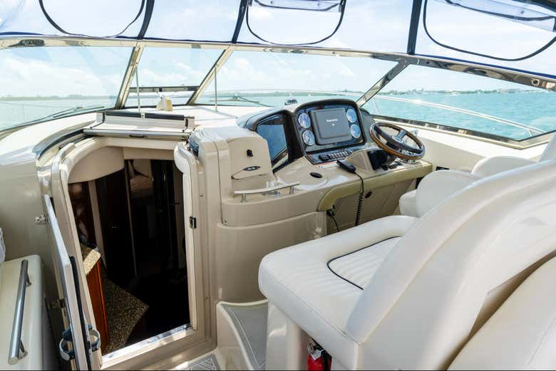 Cabina espaciosa y cómoda del yate 