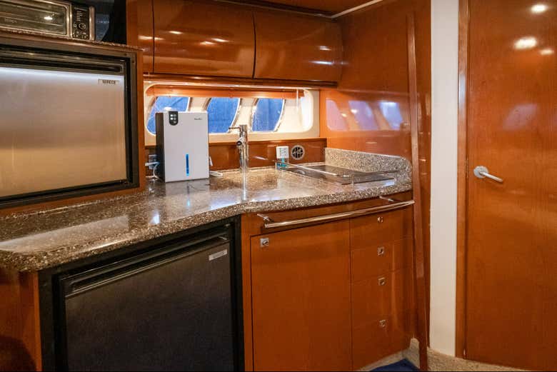 Cocina equipada del yate