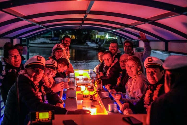 Disfrutando de la fiesta en barco por la noche