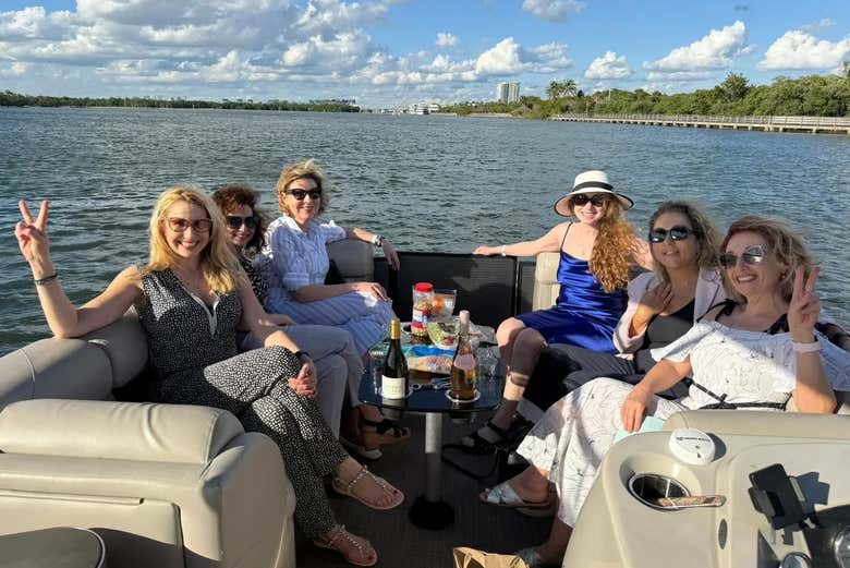 Amigas disfrutando del alquiler de barco en Fort Lauderdale