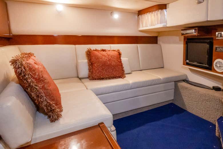 Salón interior del yate 