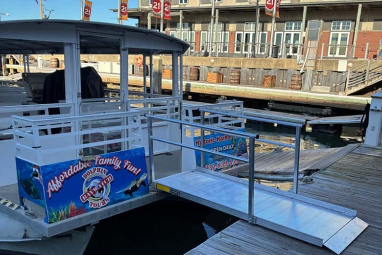 Entrada al barco que nos llevará de paseo por la bahía