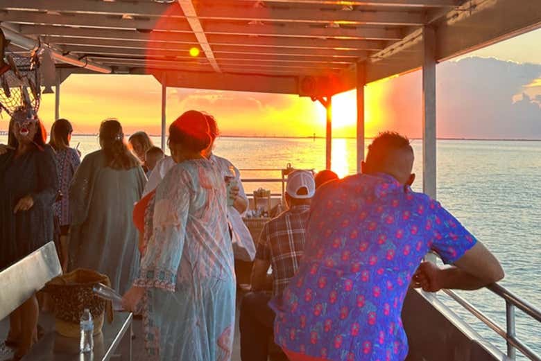Disfrutando del atardecer durante la fiesta en barco