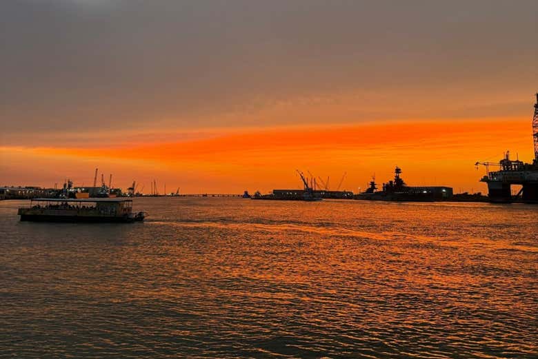 El cielo de Galveston teñido de intensos tonos naranjas 