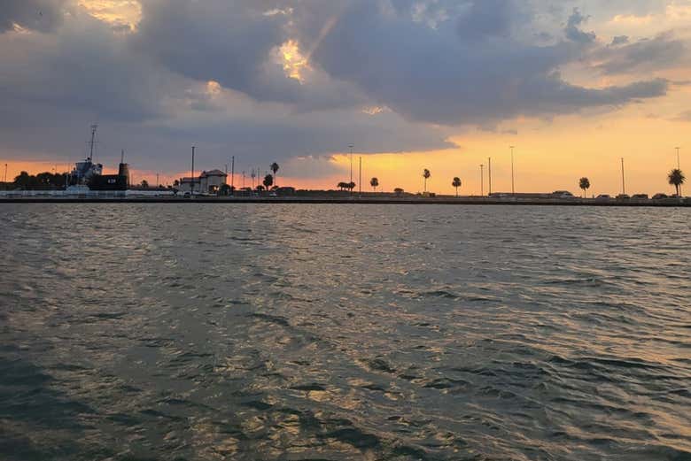 Contemplando la costa de Galveston al caer la tarde