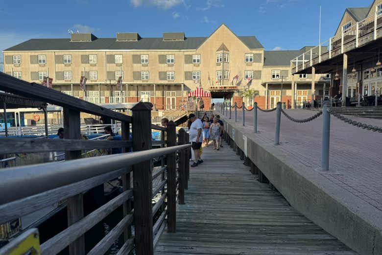 Llegando al muelle desde donde zarpa el barco