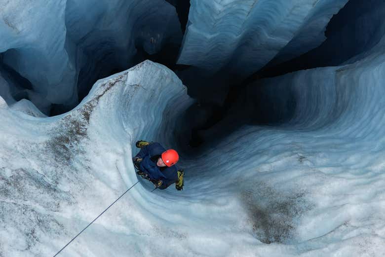 Dentro de uma fenda profunda no glaciar Matanuska