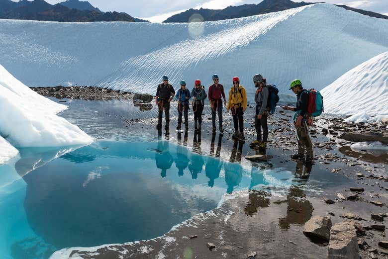 Uma lagoa glacial durante a trilha em Matanuska