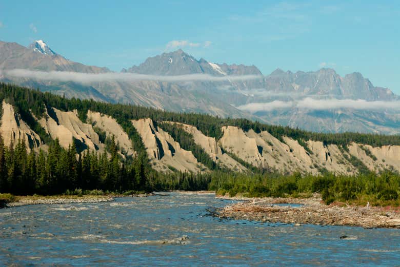 Las montañas que rodean el río Matanuska